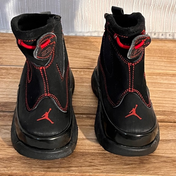 Nike Air Jordan OT
Toddlers Boots Black Red.